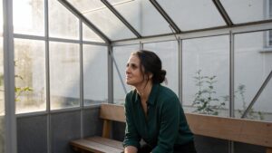 Baha Meier-Arian bei einem reflektierten ersten Schritt der Persönlichkeitsentwicklung