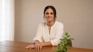 Baha Meier-Arian in einem warmen Coaching-Raum, ruhig und zugewandt